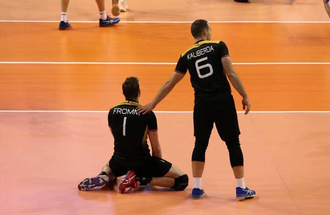 Bilder des Jahres 2020, Sport 01 Januar Sport Themen der Woche KW02 Sport Bilder des Tages Christian Fromm, Denys Kaliberda enttäuscht nach Spielende Enttäuschung Volleyball Finale Olympiaqualifikation Nationalmannschaft Herren Saison 2019 2020 10.01.2020 DVV Deutschland GER vs. Frankreich FRA *** Christian Fromm, Denys Kaliberda disappointed after game end disappointment sport volleyball final Olympic qualification national team men season 2019 2020 10 01 2020 DVV Germany GER vs France FRA