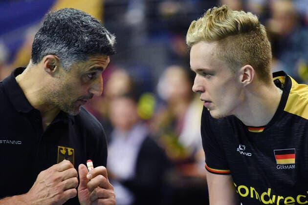 Andreas Giani Coach Germany , gives Anton Brehme Germany , Instructions France Germany France Germany CEV Tokyo Volleyball Europe Qualification 2020 CEV Tokyo Volleyball European Qualification 2020 Final, Final, Men, Men, Men, Men, Volleyball, , Germany, Max Schmeling Halle Berlin, 10 1 2020