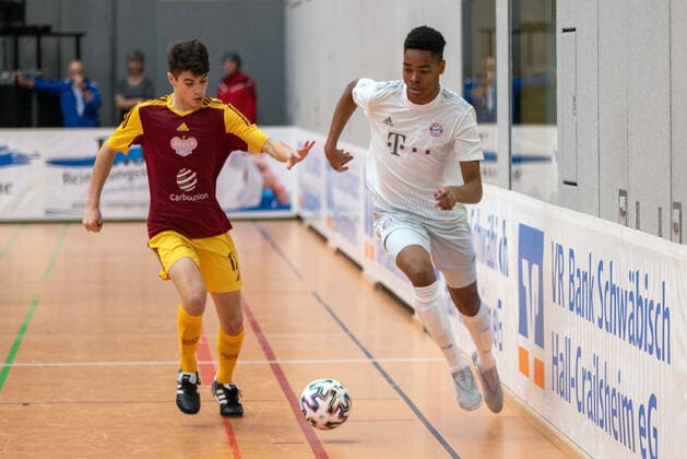 Gabriel Tomek FK Dukla Prague and Brandon Happi Monthe FC Bayern Munich Germany, Gaildorf, 11 01 2020, youth football, U17 Youth Euro Cup 2020, sports hall