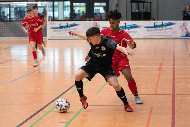 Florian Weiler SK Sturm Graz and Rayan Hamisi TSV Gaildorf Germany, Gaildorf, 11 01 2020, youth football, U17 Youth Euro Cup 2020, sports hall