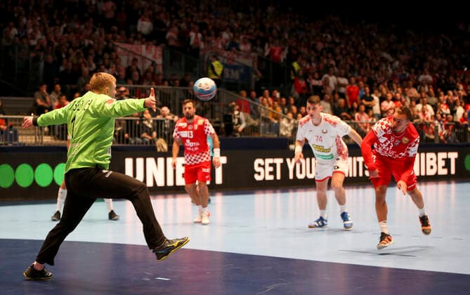 HANDBALL - EHF EURO 2020, CRO vs BLR GRAZ,AUSTRIA,11.JAN.20 - HANDBALL - EHF European Men s Handball Championship 2020, group stage, Croatia vs Belarus. Image shows Ivan Matskevich (BLR) and Luka Cindric (CRO). GEPAxpictures xWolfgangxGrebien