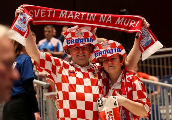 Sport Bilder des Tages HANDBALL - EHF EURO 2020, CRO vs BLR GRAZ,AUSTRIA,11.JAN.20 - HANDBALL - EHF European Men s Handball Championship 2020, group stage, Croatia vs Belarus. Image shows fans of croatia . GEPAxpictures xWolfgangxGrebien