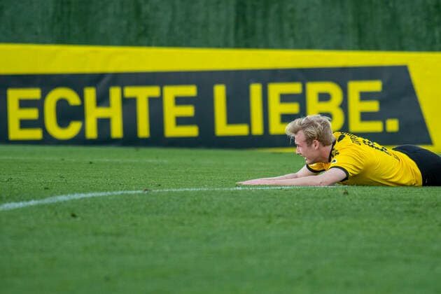 Sport Bilder des Tages Fußball: Testspiele, BVB Winter-Trainingslager 2020, Borussia Dortmund - FSV Mainz 05 am 11.01.2020 im Marbella Football Center in Marbella (Spanien). Dortmunds Julian Brandt liegt flach auf dem Bauch vor einer Werbeband mit der Aufschrift Echte Liebe . DFL regulations prohibit any use of photographs as image sequences and or quasi-video. *** Soccer test matches, BVB Winter Training Camp 2020, Borussia Dortmund FSV Mainz 05 on 11 01 2020 at the Marbella Football Center in Marbella Spain Dortmunds Julian Brandt lies flat on his stomach in front of an advertising tape with the inscription Echte Liebe DFL regulations prohibit any use of photographs as image sequences and or quasi video Copyright: xKirchner-Mediax