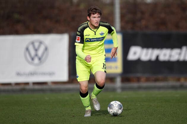 11.01.2020, Eilenriedestadion, Hannover, Testspiel, Hannover 96 vs SC Paderborn 07, im Bild Luca Kilian (15, Paderborn) am Ball Hannover 96 vs SC Paderborn 07 *** 11 01 2020, Eilenriedestadion, Hannover, Test match, Hannover 96 vs SC Paderborn 07, in the picture Luca Kilian 15, Paderborn am Ball Hannover 96 vs SC Paderborn 07