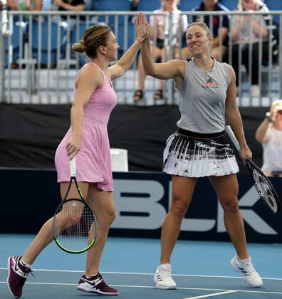 Sport Bilder des Tages ADELAIDE INTERNATIONAL DAY 1, Simona Halep of Romania plays high fives Angelique Kerber of Germany after winning point against Robert Farah of Columbia and Juan Sebastian Cabal of Colombia during the Adelaide International Rally for Resilience exhibition game on day 1 of the Adelaide International tennis tournament atMemorial Drive Tennis Centre inAdelaide, Sunday, January 12, 2020. ( NO ARCHIVING, EDITORIAL USE ONLY, NO USE IN BOOKS WITHOUT CONSENT ADELAIDE SA AUSTRALIA  Copyright: xKELLYxBARNESx 20200112001441698435