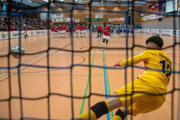 Kenneth Boakkye FC Royal Antwerp and goalkeeper Jasper Kühn Hertha BSC Germany, Gaildorf, 12 01 2020, Youth Football, U17 Youth Euro Cup 2020, Sports Hall