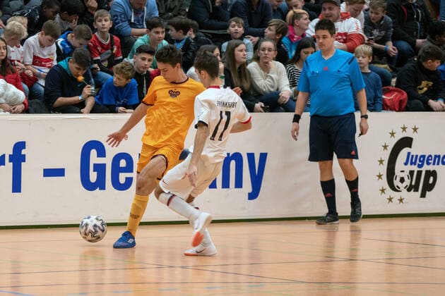 Nikolas Krenciv FK Dukla Prague and Can Luca Karakas Eintracht Frankfurt Germany, Gaildorf, 12 01 2020, youth football, U17 Youth Euro Cup 2020, sports hall