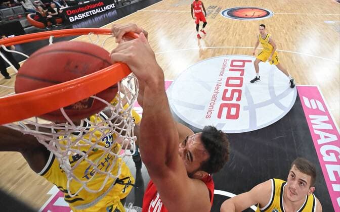 BAMBERG 12.01.2020 --- Basketball ---- magentasport Pokal ---- Halbfinale: Brose Bamberg vs Alba Berlin --- Elias Harris (20, Brose Bamberg) mit Dunk gegen Landry Nnoko (35, Alba Berlin) und Tim Schneider (10, Alba Berlin) --- Foto: Hans-Martin Issler isslerimages ---- Brose Bamberg vs Alba Berlin