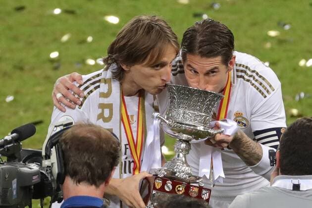 Real Madrid s Croatian midfielder Luka Modric (L) and Spanish defender Sergio Ramos (R) celebrate with the trophy after winning the Spanish Supercup final between Real Madrid and Atletico Madrid at King Abdullah stadium in Jeddah, Saudi Arabia, 12 January 2020. Spanish Supercup !ACHTUNG: NUR REDAKTIONELLE NUTZUNG!  Copyright: xJuanJoxMartinx GRAF1049 20200112-637144643751841505