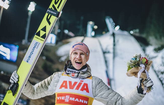 Bilder des Jahres 2020, Sport 01 Januar Sport Themen der Woche KW02 Sport Bilder des Tages ITA, FIS Weltcup Skisprung, Val di Fiemme 12.01.2020, Stadio del Salto, Predazzo, ITA, FIS Weltcup Skisprung, Val di Fiemme, Siegerehrung, im Bild Sieger Karl Geiger (GER) Winner Karl Geiger of Germany during the winner ceremony for the FIS Ski jumping, Skispringen, Ski, nordisch World Cup at the Stadio del Salto in Predazzo, Italy on 2020 01 12. Predazzo Alto Adige Italien *** ITA, FIS World Cup Ski Jumping, Val di Fiemme 12 01 2020, Stadio del Salto, Predazzo, ITA, FIS World Cup Ski Jumping, Val di Fiemme, award ceremony, in the picture winner Karl Geiger GER Winner Karl Geiger of Germany during the winner ceremony for the FIS Ski Jumping World Cup at the Stadio del Salto in Predazzo, Italy on 2020 01 12 Predazzo Alto Adige Italy Kein Release verfügbar