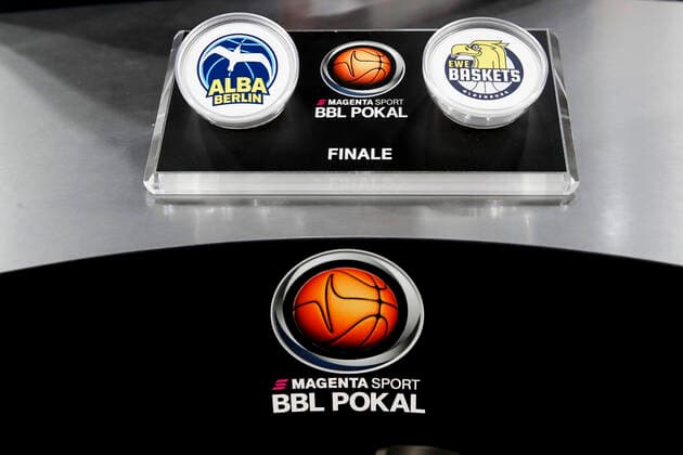 Cup draw with Jan Lüdeke, Dr Stefan Holz, lottery ticket Artistic gymnast Lukas Kohl Cup Semifinal Brose Bamberg Alba Berlin easyCredit BBL Basketball Bundesliga Basketball Season 2018 19 12 01 2020 Brose Arena Cup Quarterfinal Brose Bamberg Alba Berlin Bamberg Copyright: xEibner-Pressefoto xeerx EP_dlb