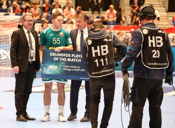HANDBALL - EHF EURO 2020, MNE vs BLR GRAZ,AUSTRIA,13.JAN.20 - HANDBALL - EHF European Men s Handball Championship 2020, group stage, Montenegro vs Belarus. Image shows man of the match Mikita Vailupau (BLR) and regional councilor for Christian Drexler. GEPAxpictures xWolfgangxGrebien