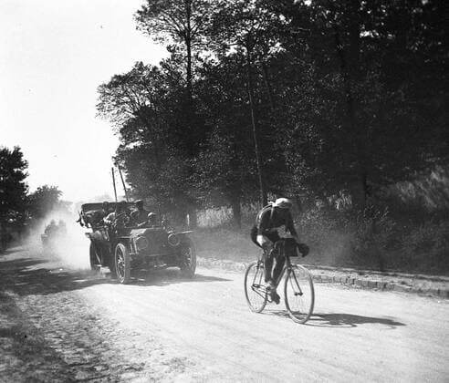 FABER Francois Francois FABER DEBUT 20 S , the future winner of the 1909 Tour de France, followed by the Alcyon follower car, of his brand Amateur photography Credit Jean Vigne KHARBINE TAPABOR  KH134103