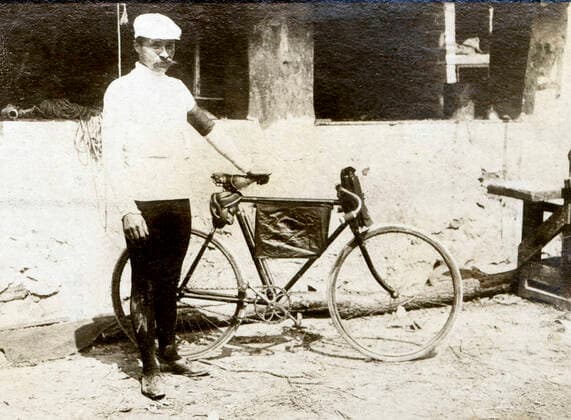 kh219121 Maurice GARIN and his bike, at the start of the first stage Winner of the 1st Tour de France in 1903 photograph circa 1903 Collection KHARBINE TAPABOR  KH219121