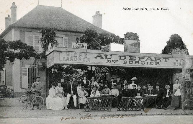 1st stage of the 1st T of F CYCLING Montgeron, near the forest Le cafe Au depart , place of departure of the first stage of the first Tour de France Anonymous photograph for a postcard around 1905 Credit IM KHARBINE TAPABOR  KH223686