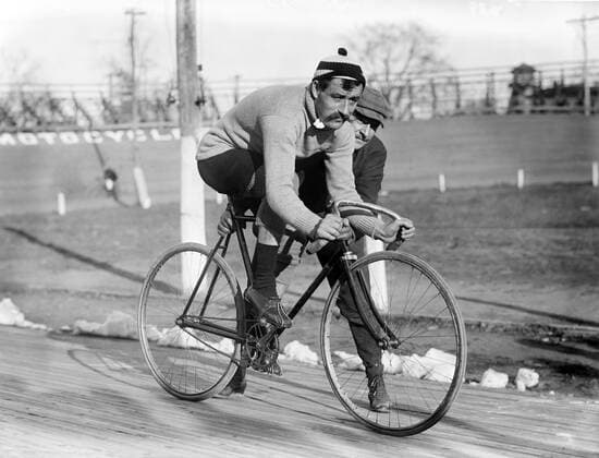 CYCLISM Leon GEORGET 1879 1949 by La Francaise, rider in the Tour de France 1906 and 1907 Photograph by Bain News Service between 1905 and 1912 Credit Collection Avant Demain Kharbine Tapabor  KH245058