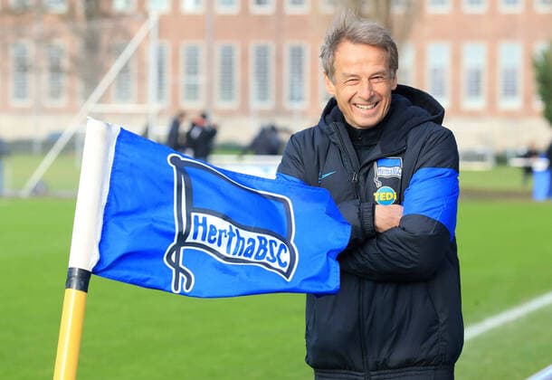 Bilder des Jahres 2020, Sport 01 Januar Sport Themen der Woche KW03 Sport Bilder des Tages GER, 1.FBL, DFL,, Hertha BSC Training 15.01.2020, Sportpark, Berlin, GER, 1.FBL, DFL,, Hertha BSC Training, DFL, regulations prohibit any use of photographs as image sequences and or quasi-video im Bild Cheftrainer (Head Coach) Juergen Klinsmann (Hertha BSC Berlin), Hertha Eckfahne *** GER, 1 FBL, DFL,, Hertha BSC Training 15 01 2020, Sportpark, Berlin, GER, 1 FBL, DFL,, Hertha BSC Training, DFL, regulations prohibit any use of photographs as image sequences and or quasi video in the picture Head Coach Head Coach Juergen Klinsmann Hertha BSC Berlin , Hertha Eckfahne nordphotox xEngler nph00076