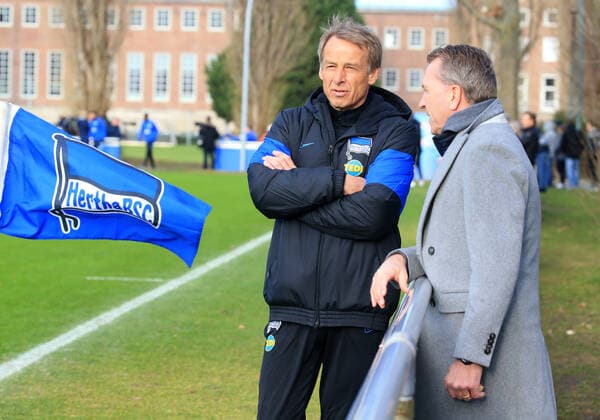 GER, 1 FBL, DFL,, Hertha BSC Training 15 01 2020, Sportpark, Berlin, GER, 1 FBL, DFL,, Hertha BSC Training, DFL, regulations prohibit any use of photographs as image sequences and or quasi video in the picture Head Coach Head Coach Juergen Klinsmann Hertha BSC Berlin , Andreas Koepke nordphotox xEngler nph00076