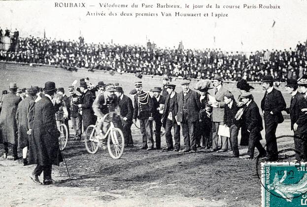 LAPIZE Velodrome of the Barbieux park, the day of the race Paris Roubaix arrives of the first two Lapize and Van Houwaert Cyrille VAN HAUWAERT 1883 1974 Belgian cyclist wins the race Paris ROubaix in 1908, it is the first Belgian cycling champion postcard around 1910 Credit Cheuva KHARBINE TAPABOR  KH95260