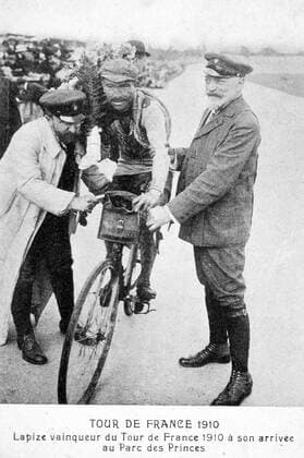LAPIZE The sportsman Octave Lapize, winner of the Tour de France in 1910, has his arrival at the Parc des Princes Credit Cheuva KHARBINE TAPABOR  KH95264