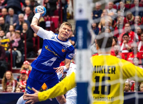 200115 Gudjon Valur Sigurdsson of Iceland against goalkeeper Roland Mikler of Hungary during the EHF European Handball Championship match between Iceland and Hungary on January 15, 2020 in Malmö Photo Petter Arvidson BILDBYRAN code PA 92431 bbeng handball handball handball handball in the 2020 European mens handball championship 2020 em 2020 handbolls em 2020 ehf euro 2020 island Iceland Hungary hungary,  Copyright: PETTERxARVIDSON BB200115PA014