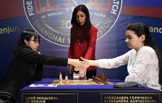 Bilder des Jahres 2020, Sport 01 Januar Sport Themen der Woche KW03 Sport Bilder des Tages VLADIVOSTOK, RUSSIA - JANUARY 16, 2020: China s Ju Wenjun (L) and Russia s Aleksandra Goryachkina shake hands during the second part of the 2020 Women s World Chess Championship title match at the Blue Hall at Far Eastern Federal University (FEFU) on Russky Island. Yuri Smityuk TASS  TS0CA4A7