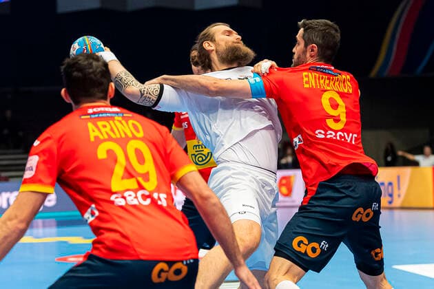 Handball, Men EM 2020, Main Round, Group 1, Spain Czech Republic from left Aitor Arino Bengoechea Spain , Pavel Horak Czech Republic THW Kiel , Raul Entrerrios Rodriguez Spain Vienna Stadthalle Vienna Austria