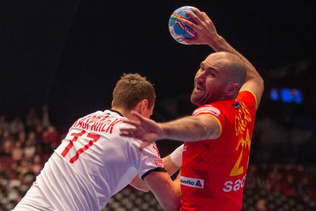 HANDBALL - EHF EURO 2020 VIENNA,AUSTRIA,16.JAN.20 - HANDBALL - EHF European Men s Handball Championship 2020, main round, ESP vs CZE. Image shows Stanislav Kasparek (CZE) and Joan Canellas Reixach (ESP). GEPAxpictures xDavidxBitzan