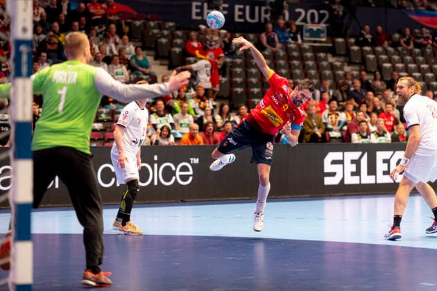 Raul Entrerrios Rodriguez No 9, Spain vs. Tomas Mrkva No 1, Czech Republic Spain vs. Czech Republic, Handball, Main Round, EHF Euro 2020, 16 01 20 Vienna Vienna Austria Copyright: xAgentur54Gradx xFelixxKoenigx