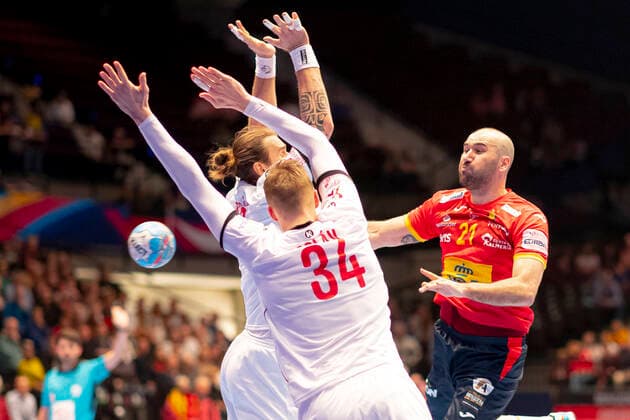 Joan Canellas Reixach No 21, Spain vs. Pavel Horak No 13, Czech Republic and Dominik Solak No 34, Czech Republic Spain vs. Czech Republic, Handball, Main Round, EHF Euro 2020, 16 01 20 Vienna Vienna Austria Copyright: xAgentur54Gradx xFelixxKoenigx