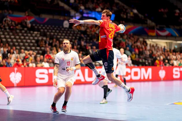 Viran Morros de Argila No 24, Spain vs. Pavel Horak No 13, Czech Republic Spain vs. Czech Republic, Handball, Main Round, EHF Euro 2020, 16 01 20 Vienna Vienna Austria Copyright: xAgentur54Gradx xFelixxKoenigx
