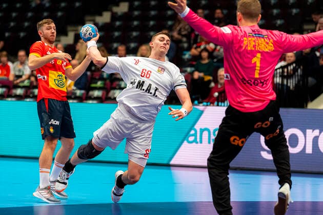 Handball, Mens European Championship 2020, Main Round, Group 1, Spain Czech Republic from left Aleix Gomez Abello Spain , Stepan Zeman Czech Republic HSC 2000 Coburg , Goalkeeper Gonzalo Perez de Vargas Moreno Spain Vienna Stadthalle Vienna Austria