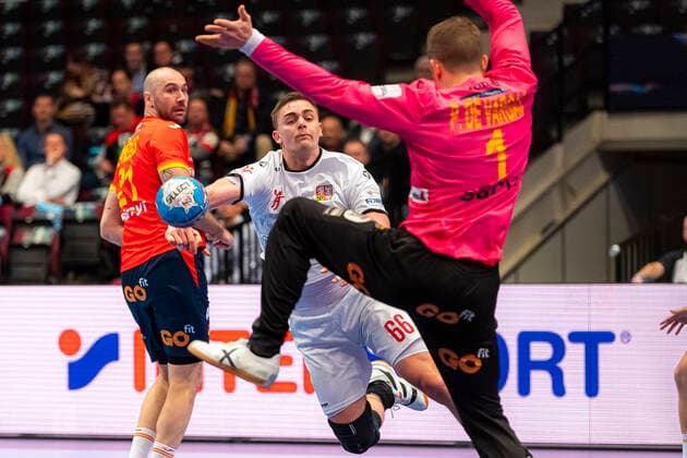 Handball, Mens European Championship 2020, Main Round, Group 1, Spain Czech Republic from left Joan Canellas Reixach Spain , Stepan Zeman Czech Republic HSC 2000 Coburg , Goalkeeper Gonzalo Perez de Vargas Moreno Spain Vienna Stadthalle Vienna Austria