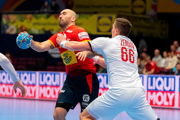 Handball, Men EM 2020, Main Round, Group 1, Spain Czech Republic v left in total Joan Canellas Reixach Spain and Stepan Zeman Czech Republic HSC 2000 Coburg Vienna Stadthalle Vienna Austria