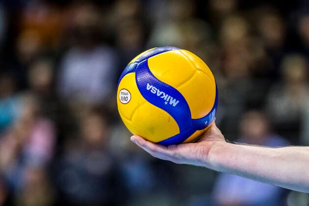 Mikasa official match ball in hand before the serve 16 01 2020 Berlin, Volleyball Bundesliga BR Volleys Netzhoppers KW Bestensee
