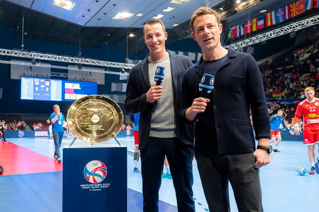Handball, Men EM 2020, Main Round, Group 1, Belarus Germany ARD expert Dominik Klein and ARD presenter Alexander Bommes in front of the championship bowl Vienna Stadthalle Vienna Austria