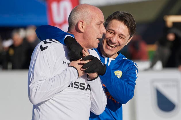 Bilder des Jahres 2020, Sport 01 Januar Sport Themen der Woche KW03 Sport Bilder des Tages Inoffizielle Schneefussball Weltmeisterschaft 2020, Arosa, Schweiz Arosa, Schweiz, 17. Januar 2020. Nico Kovac hat Spass mit Mario Basler bei der inoffiziellen Schneefussball Weltmeisterschaft Ice Snow Football 2020 in Arosa. *** Unofficial Snow Football World Championship 2020, Arosa, Switzerland Arosa, Switzerland, 17 January 2020 Nico Kovac has fun with Mario Basler at the unofficial Snow Football World Championship Ice Snow Football 2020 in Arosa
