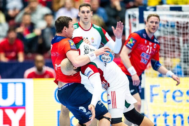 200117 Sander Sagosen of Norway against Adrian Sipos of Hungary during the EHF European Handball Championship match between Norway and Hungary on January 17, 2020 in Malmö Photo Ludvig Thunman BILDBYRAN kod LT 35707 bbeng ehf euro 2020 em 2020 european mens handball championship 2020 handball handball handball em 2020 handball handball em 2020 norway norway hungary Hungary,  Copyright: LUDVIGxTHUNMAN BB200117LT027