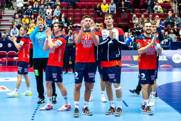 200117 Players of Norway celebrate after the EHF European Handball Championship match between Norway and Hungary on January 17, 2020 in Malmö Photo Ludvig Thunman BILDBYRAN code LT 35707 bbeng ehf euro 2020 em 2020 european mens handball championship 2020 handball handball handballs em 2020 handball handball em 2020 norway norway hungary hungry cheers,  Copyright: LUDVIGxTHUNMAN BB200117BB658
