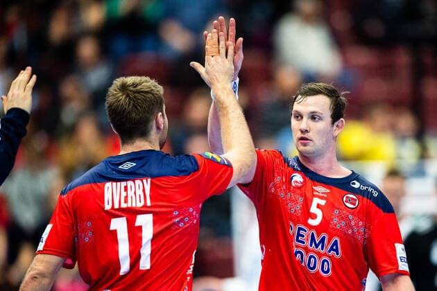 200117 Petter overby and Sander Sagosen of Norway celebrate during the EHF European Handball Championship match between Norway and Hungary on January 17, 2020 in Malmö Photo Ludvig Thunman BILDBYRAN code LT 35707 bbeng ehf euro 2020 em 2020 european mens handball championship 2020 handball handball handball em 2020 handball handball em 2020 norway norway hungary hungry cheers,  Copyright: LUDVIGxTHUNMAN BB200117LT051
