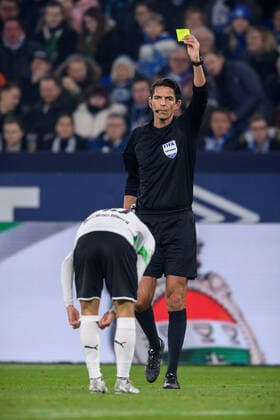 FC Schalke 04 vs Borussia Mönchengladbach, Bundesliga, 17 01 2020 Gladbachs Stefan Lainer receives the yellow card from referee Deniz Aytekin at the Bundesliga match between FC Schalke 04 and Borussia Mönchengladbach on 17 01 2020 DFL regulations prohibit any use of photographs as image sequences and or quasi video , Gelsenkirchen NRW Deutschland Veltins Arena