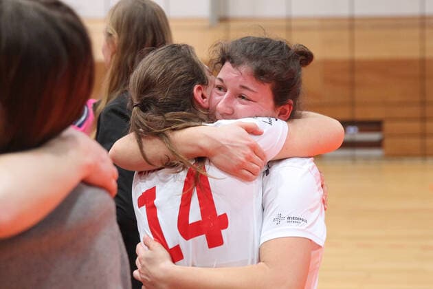 Hallenhockey-Bundesliga, ATV Leipzig vs. Osternienburger HC, 18.01.20 Hallenhockey, Bundesliga Frauen, Gruppe Ost, Saison 2019 2020, 10. Spieltag: ATV Leipzig vs. Osternienburger HC am 18.01.20 in der Sporthalle Bruederstrasse Leipzig. Im Bild: Maxi BENEDIX (19, ATV Leipzig, Kapitaen rechts) umarmt Lisa SCHEIGENPFLUG (14, ATV Leipzig), Freudentraenen, ATV, Jubel, Sieg, Klassenerhalt, Freude, feiern, Emotionen *** Indoor Hockey Bundesliga, ATV Leipzig vs Osternienburger HC, 18 01 20 Indoor Hockey, Bundesliga Women, Group East, Season 2019 2020, 10 Matchday ATV Leipzig vs Osternienburger HC on 18 01 20 in the sports hall Bruederstrasse Leipzig In the picture Maxi BENEDIX 19, ATV Leipzig, Captain right hugs Lisa SCHEIGENPFLUG 14, ATV Leipzig, tears of joy, ATV, cheers, victory, class retention, joy, celebrate, emotions Copyright: xBEAUTIFULxSPORTS JanxKaeferx