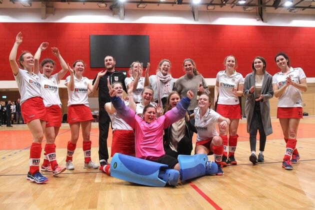 Hallenhockey-Bundesliga, ATV Leipzig vs. Osternienburger HC, 18.01.20 Hallenhockey, Bundesliga Frauen, Gruppe Ost, Saison 2019 2020, 10. Spieltag: ATV Leipzig vs. Osternienburger HC am 18.01.20 in der Sporthalle Bruederstrasse Leipzig. Im Bild: ATV, Jubel, Sieg, Klassenerhalt, Freude, feiern, Emotionen, Mannschaft, Team *** Indoor Hockey Bundesliga, ATV Leipzig vs Osternienburger HC, 18 01 20 Indoor Hockey, Bundesliga Women, Group East, Season 2019 2020, 10 Matchday ATV Leipzig vs Osternienburger HC on 18 01 20 in the sports hall Bruederstrasse Leipzig In the picture ATV, cheering, victory, class retention, joy, celebration, emotions, team, team Copyright: xBEAUTIFULxSPORTS JanxKaeferx