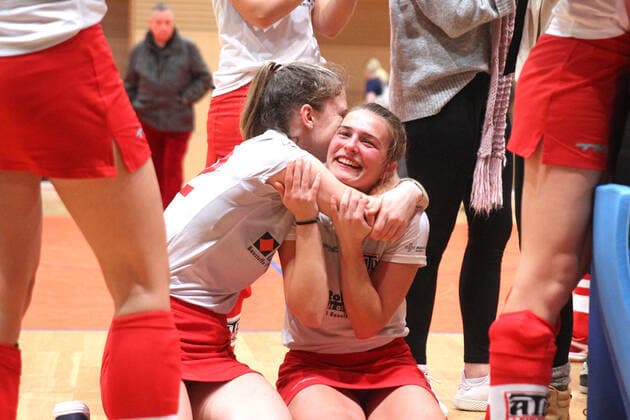 Hallenhockey-Bundesliga, ATV Leipzig vs. Osternienburger HC, 18.01.20 Hallenhockey, Bundesliga Frauen, Gruppe Ost, Saison 2019 2020, 10. Spieltag: ATV Leipzig vs. Osternienburger HC am 18.01.20 in der Sporthalle Bruederstrasse Leipzig. Im Bild: Elisabeth KIRSCHBAUM (22, ATV Leipzig links) umarmt Henriette KLIEBES (13, ATV Leipzig), ATV, Jubel, Sieg, Klassenerhalt, Freude, feiern, Emotionen *** Indoor Hockey Bundesliga, ATV Leipzig vs Osternienburger HC, 18 01 20 Indoor Hockey, Bundesliga Women, Group East, Season 2019 2020, 10 Matchday ATV Leipzig vs Osternienburger HC on 18 01 20 in the sports hall Bruederstrasse Leipzig In the picture Elisabeth KIRSCHBAUM 22, ATV Leipzig left hugs Henriette KLIEBES 13, ATV Leipzig , ATV, cheers, victory, class retention, joy, celebrate, emotions Copyright: xBEAUTIFULxSPORTS JanxKaeferx