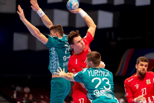 Stanislav Kasparek No 17, Czech Republic vs Viachaslau Bokhan No 74, Belarus and Andrei Yurynok No 23, Belarus Belarus vs Czech Republic, Handball, Main Round, EHF Euro 2020, 18 01 20 Vienna Vienna Austria Copyright: xAgentur54Gradx xFelixxKoenigx