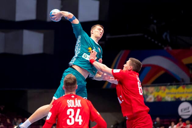 Uladzislau Kulesh No 3, Belarus vs Dominik Solak No 34, Czech Republic and Stepan Zeman No 66, Czech Republic Belarus vs Czech Republic, Handball, Main Round, EHF Euro 2020, 18 01 20 Vienna Vienna Austria Copyright: xAgentur54Gradx xFelixxKoenigx