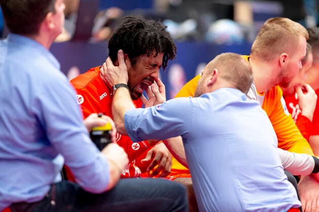 Dieudonne Mubenzem Nr 40, Czech Republic is treated with pain on the bench Belarus vs. Czech Republic, Handball, main round, EHF Euro 2020, 18 01 20 Vienna Vienna Austria Copyright: xAgentur54Gradx xFelixxKoenigx