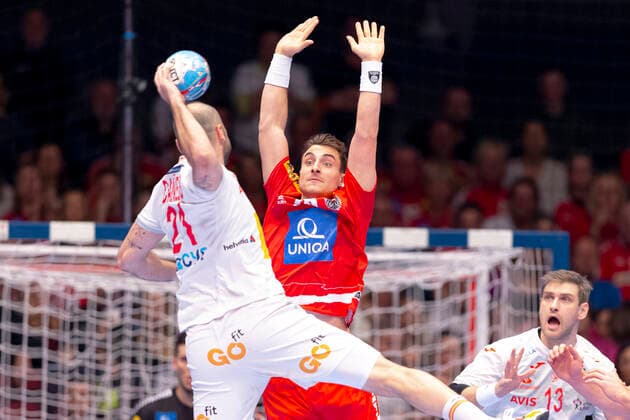 Lukas Herburger No. 26, Austria vs. Joan Canellas Reixach No. 21, Spain Spain vs. Austria, Handball, main round, EHF Euro 2020, 18 01 20 Vienna Vienna Austria Copyright: xAgentur54Gradx xFelixxKoenigx