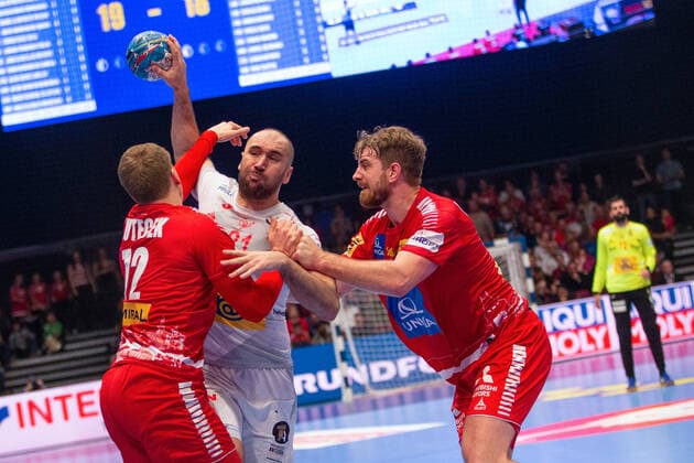 HANDBALL - EHF EURO 2020 VIENNA,AUSTRIA,18.JAN.20 - HANDBALL - EHF European Men s Handball Championship 2020, main round, ESP vs AUT. Image shows Lukas Hutecek (AUT), Joan Canellas Reixach (ESP) and Fabian Posch (AUT). GEPAxpictures xDavidxBitzan