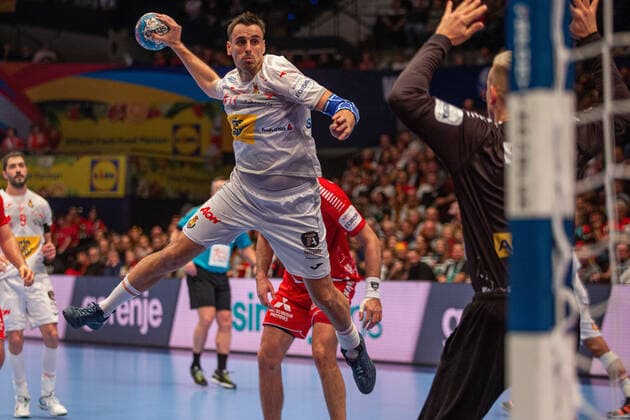 HANDBALL - EHF EURO 2020 VIENNA,AUSTRIA,18.JAN.20 - HANDBALL - EHF European Men s Handball Championship 2020, main round, ESP vs AUT. Image shows Adrian Figueras Trejo (ESP) and Thomas Bauer (AUT). GEPAxpictures xDavidxBitzan